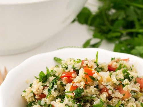 Quinoa met tomaat, noten en verse peterselie – recept