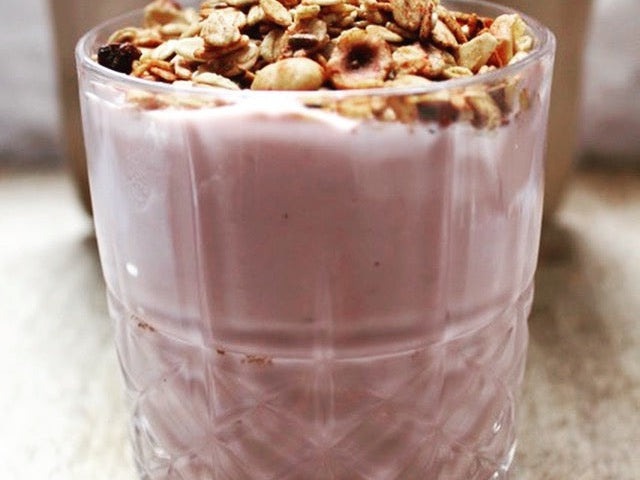 Aardbeien, yogurt en granola smoothie bowl – recept