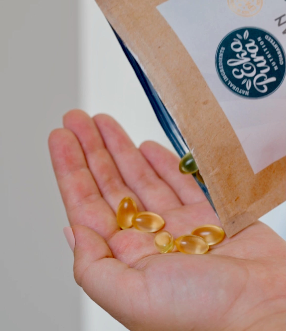 Ekopura Omega 3 Capsules in hand om de kleine, makkelijk te slikken afmeting te tonen